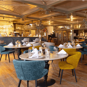 Verblijf op een TOP LOCATIE in het gezellige Volendam incl. ontbijt & 2-gangendiner + GRATIS wijnproeverij aan huis!